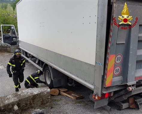 Camion Incastrato In Strada Circolazione Bloccata Per Un Ora