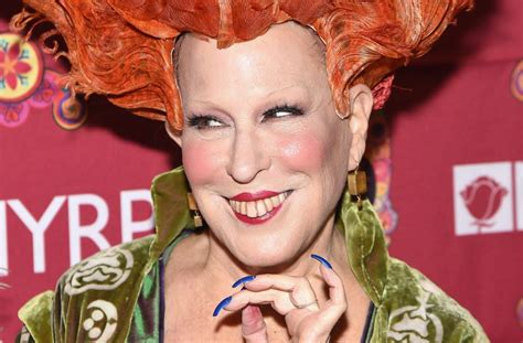 Bette Midler dresses up as character from 'Hocus Pocus' for Halloween