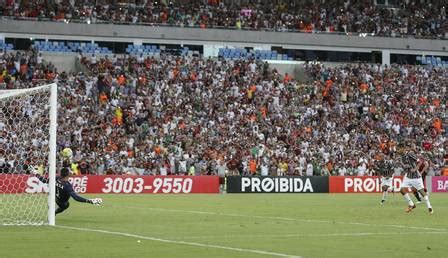 Scarpa perde pênalti e o Fluminense só empata o Atlético PR no