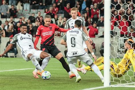 Futur joueur du Barça Vitor Roque se blesse sérieusement Espagne