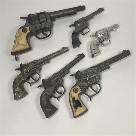 LOT 110 Vintage Toy Revolvers 1950s Hubley Rodeo Toy Cap Gun Mid