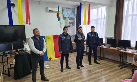 Elevii Școlii Gimnaziale Cristinești au aflat de la polițiști cum se