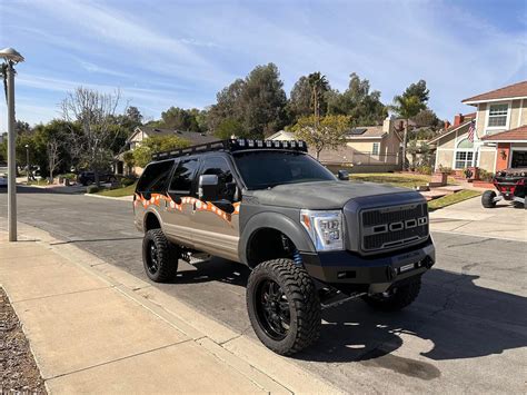 05’ Eddie Bauer Ford Excursion | River Daves Place