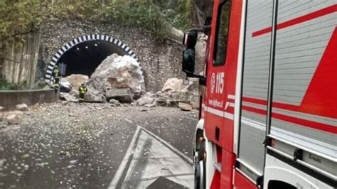 Frana Sulla Statale 36 Lecco Ballabio Massi In Strada Colpita Un Auto