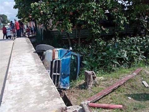 Camioneta Se Va A Canal De Aguas Negras En La Tr Pico De La Rivera