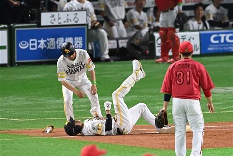 3回1死、二ゴロで一塁に倒れ込む柳田（右）（撮影・星野楽） ソフトバンクホークス柳田悠岐が右太もも負傷 「何とも言えない」1日に病院へ