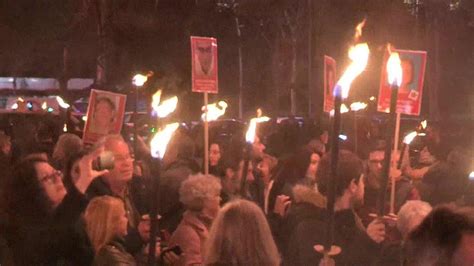 Unes Persones Exigeixen La Llibertat Dels Pol Tics Presos A Bcn