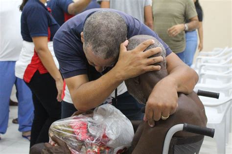 Fam Lias Afetadas Pelas Fortes Chuvas Recebem Ajuda Humanit Ria No Rj