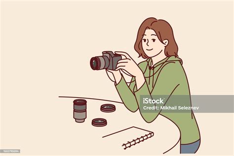 Fotografer Wanita Dengan Kamera Duduk Di Meja Memilih Lensa Untuk Esai