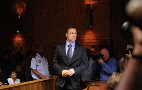 Oscar Pistorius Arrive Au Tribunal Où Il Saura Sil Est Libéré Sous Caution