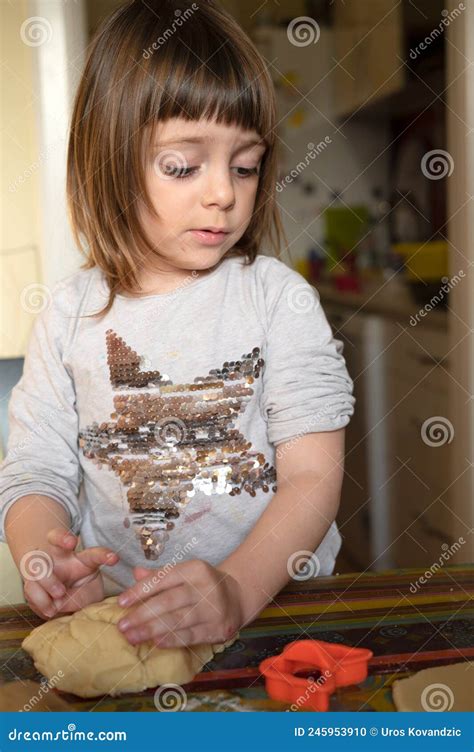 Ni A Haciendo Galletas Con Su Madre Foto De Archivo Imagen De Goce