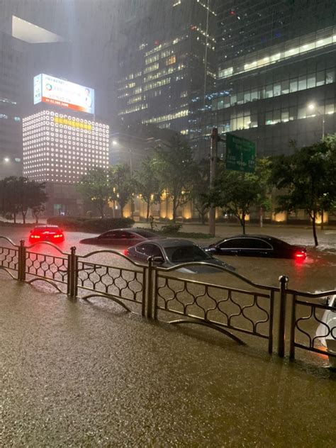 首尔江南暴雨夜，在方圆一里地，一个多小时内有4人失踪