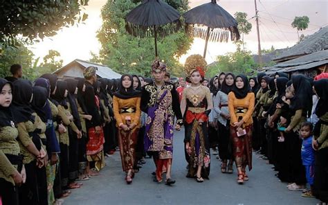 Suku Sasak, Pemilik Tradisi Menculik Calon Pengantin Wanita | News+ on ...