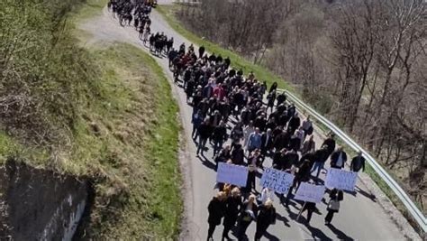 JOVANOVIĆEVA SUPRUGA NA ČELU KOLONE Protestna šetnja ka Bistričkom