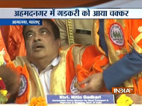 Nitin Gadkari Falls Unconscious During An Event In Ahmednagar Maharashtra केंद्रीय मंत्री