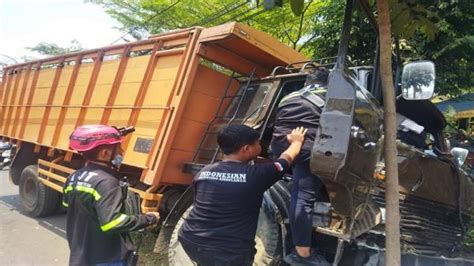 Kecelakaan Di Malang Hari Ini Truk Tabrak Lampu PJU Sopir Kejang Kejang