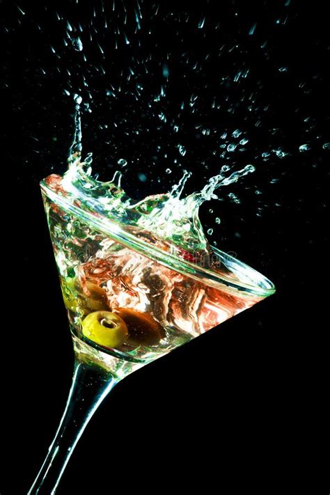 Un Vidrio De Martini Con Las Aceitunas Verdes En Un Fondo Negro Imagen