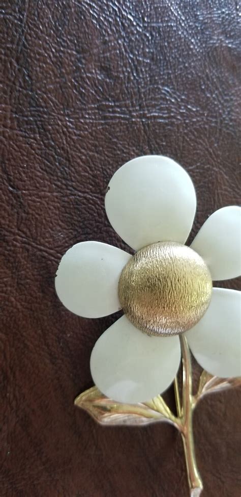 Vintage Sarah Coventry Flower Brooch Mod White Flowe Gem