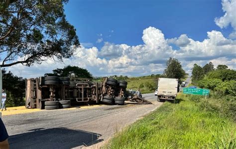 Acidente Entre Carreta Carregada Com Milho E Dois Carros Deixa Duas