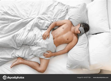 Guapo Hombre Desnudo Durmiendo Cama Foto De Stock Serezniy