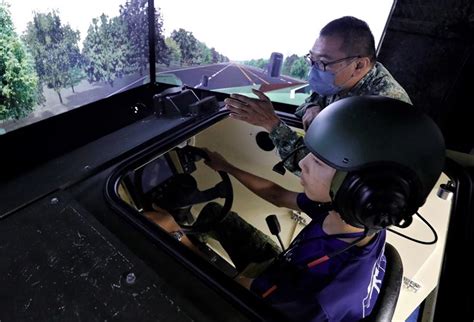 【112年暑期戰鬥營】模擬器體驗 感受戰場實況 軍聞 【112年暑期戰鬥營】模擬器體驗 感受戰場實況 青年日報