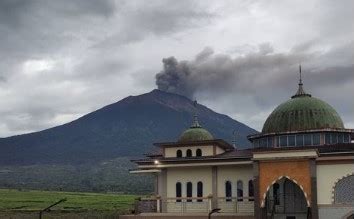 Gunung Kerinci Meletus Lontarkan Abu Setinggi Meter