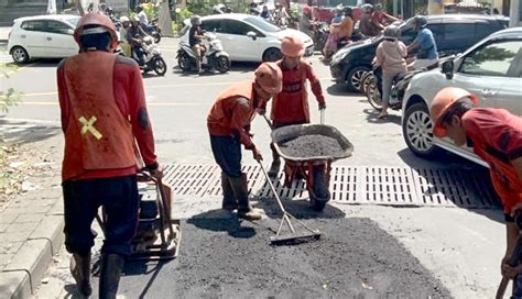 NUSABALI Jalan Di Simpang Siligita Nusa Dua Jebol