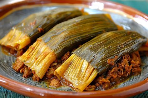 Un plato de comida con arroz y verduras en él Foto Premium