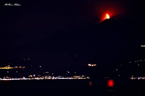 Etna Eruzione Fortissima Nella Notte Dell Italia Boati E Tremori In