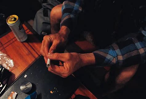 How To Properly Roll A Perfect Joint Step By Step • Stoners Rotation