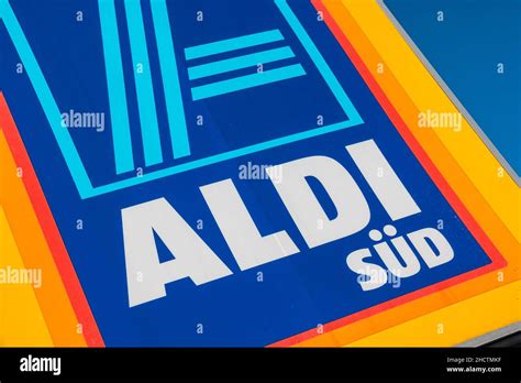 Logotipo de Aldi Süd contra el cielo azul En alemania la cadena de