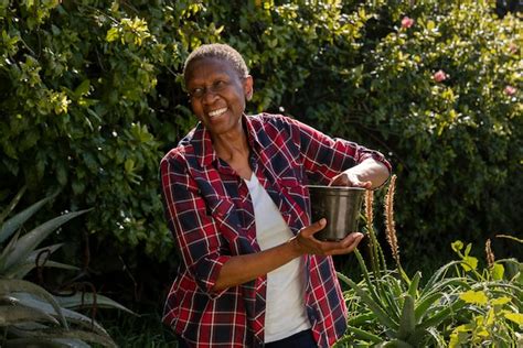 Free Photo | Front view smiley woman in garden