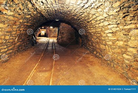 Chemin De Fer Souterrain De Tunnel Dor De Mine Photo Stock Image Du