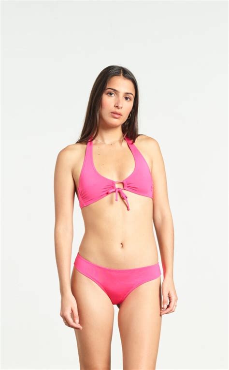 7 Hot Sexy Yasmine Amari Bikini Pics