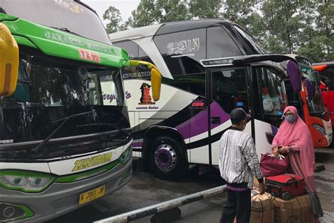 Selama Ppkm Jumlah Penumpang Bus Di Terminal Menurun