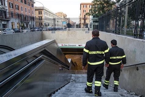 Interruzione Del Servizio Metro A Roma Un Uomo Si Lancia Sui Binari