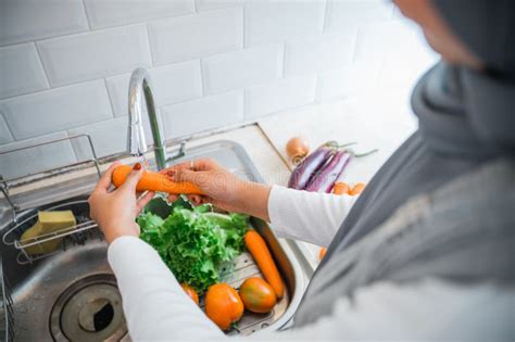 Striking Mom S Hand Gets Stuck In The Kitchen Sink Satisfy Your