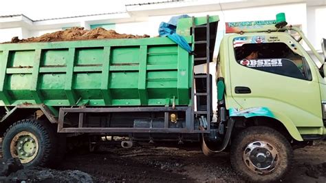 Mobil Truk Pengangkut Tanah Bongkar Di Lokasi Perumahan Youtube