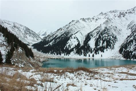 Big Almaty lake on december. Water, ice, mountains and snow. — Stock ...