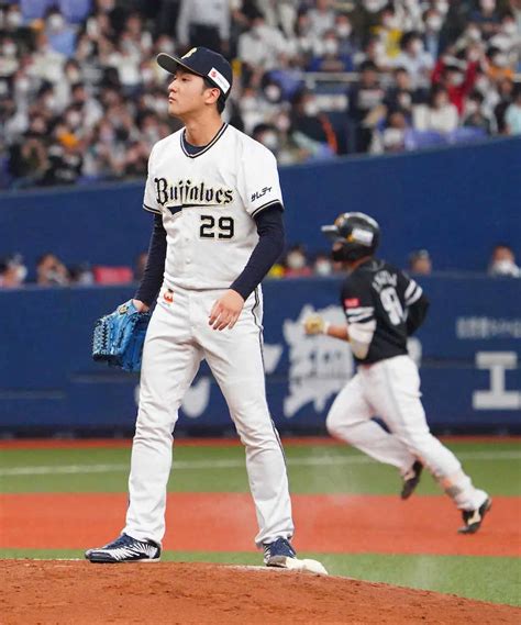 パcsファイナル＜オ・ソ＞7回、野村勇に右越えソロを浴びた田嶋はガックリ、ロージンを投げる（撮影・井垣 忠夫） ― スポニチ Sponichi