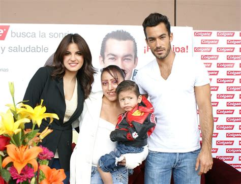 Maite Perroni e Aaron Diaz em sessão de autógrafos da marca Colgate no