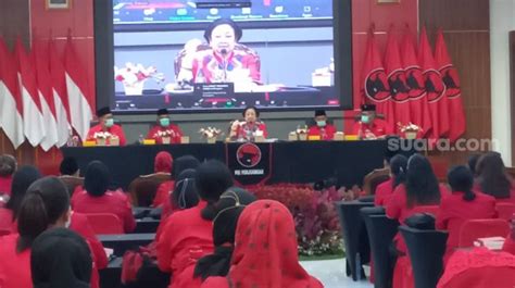 Beri Pengarahan Ke Kader Perempuan Megawati Bicara Soal Survei PDIP Di