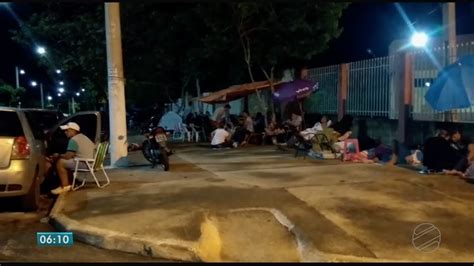 Pais Passam A Noite Em Fila Na Frente De Escola Para Tentar Vaga Para