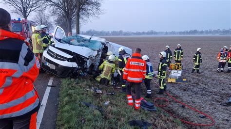 Transporter kollidiert bei Müden mit Baum Fahrer schwer verletzt