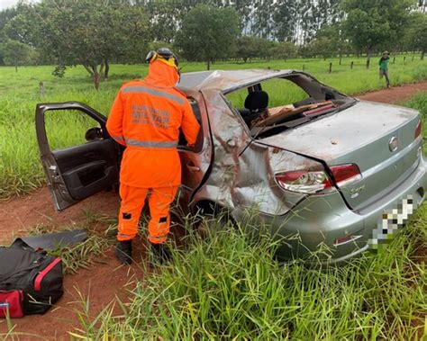 Motorista Perde O Controle Ao Cair Em Buraco Capota Veículo E Duas