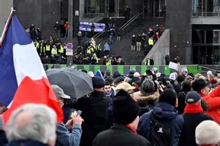 Mais De Mil Len Os Vermelhos Em Paris Contra Dist Rbios Dos Coletes