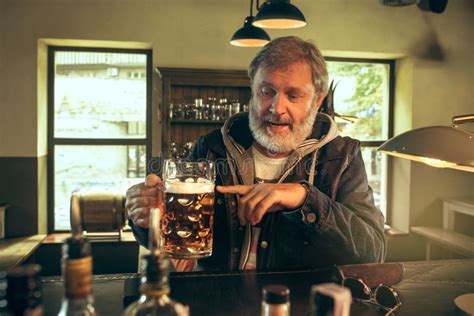 A Cerveja Bebendo Do Homem Farpado Superior No Bar Imagem De Stock