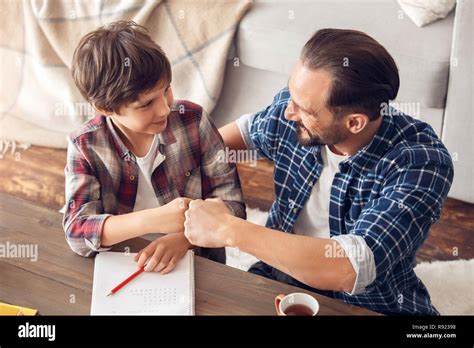 Padre E Hijo Juntos En Casa Sentados A La Mesa Mirando Mutuamente