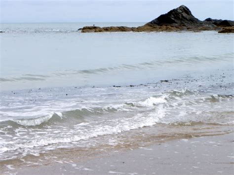 Rocks at Aberporth Photo | UK Beach Guide