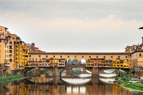 Ponte Vecchio Sobre O Rio Arno Em Floren A It Lia Foto Premium